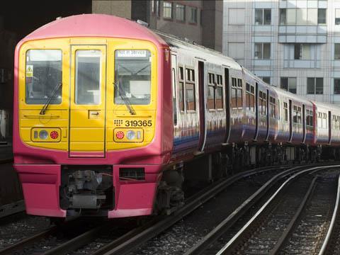 tn_gb-thameslink-programme-class319-stripes_03.jpg