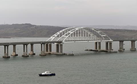 ru-Crimea_bridge_arch