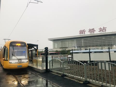 cn-Songjiang-tram-stop-rain-ShanghaiKeolis