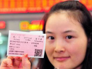 Passenger with ticket (Photo: Wuhan Railway Bureau)