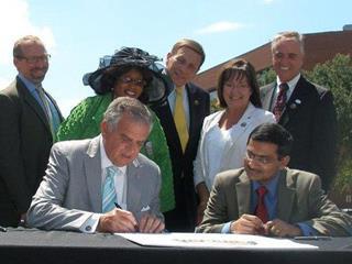 tn_us-florida-sunrail-signing.jpg