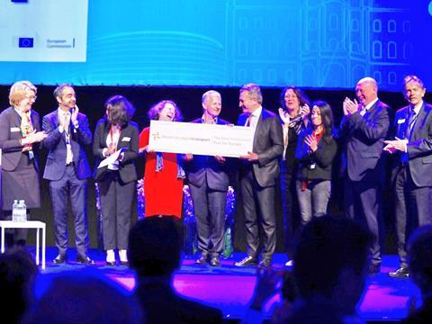 The Ljubljana Declaration was handed over to Budget Commissioner Günther Oettinger at the TEN-T Days event. ‘We fully agree that investing in infrastructure means fostering economic growth and employment’, said Transport Commissioner Violeta Bulc.