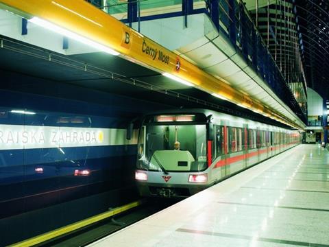 tn_cz-praha_metro_train_in_station.jpg