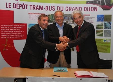 (From left to right) Philippe Germa, MD, Natixis Environnement & Infrastructures, François Rebsamen, Senator-Mayor of Dijon & President of Grand Dijon, and Guy Lacroix, MD of Inéo sign the 26-year PPP agreement on July 1.