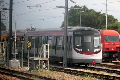 hk-mtr-east-rail-R-train-lo-wu-RE2303