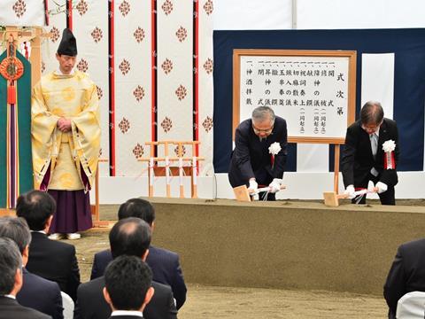 East Japan Railway President Tetsuro Tomita and Urban Renaissance Agency President Masahiro Nakajima presided at the start of work ceremony for a station at the Global Gateway Shinagawa development site on February 10. (Photo: Transportation News Co Ltd)