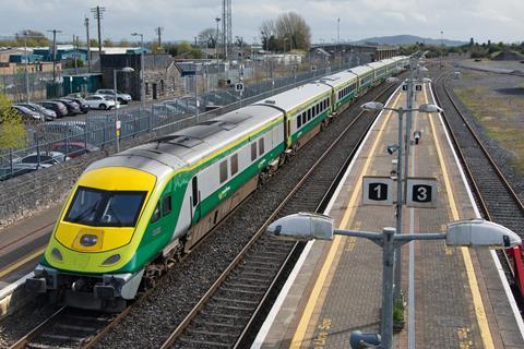 IE Mk4 DVT 4002 tails 1500 Heuston to Cork (Tony MIles)