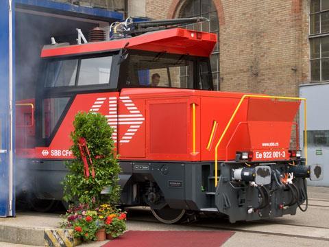 Stadler Ee 922 electric shunting locomotive.