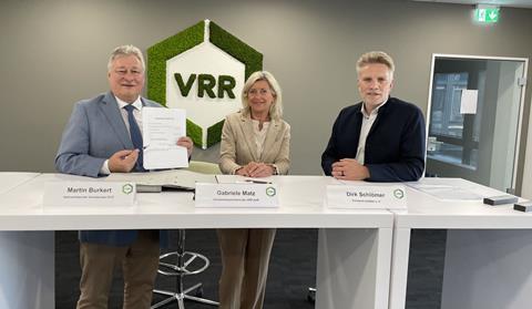 An agreement to tackle staff shortages and address employee concerns when operating contracts change hands has been signed by Rhein-Ruhr transport authority VRR, the Eisenbahn- und Verkehrswerkschaft trade union and Mobifair