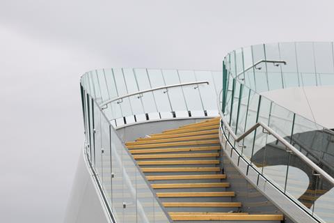 The Flow bridge uses a structural spine from KS Composite which enables the bridge deck to turns smoothly around the corner to meet the stairs or ramps, avoiding a blind corner for pedestrians.