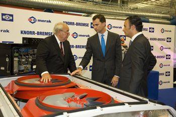 Prince Felipe (centre) with Knorr-Bremse Chairman Heinz Hermann Thiele (left), and Sociedad Española de Frenos Chief Executive Gustavo González.