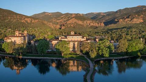 Broadmoor-lake-mtn