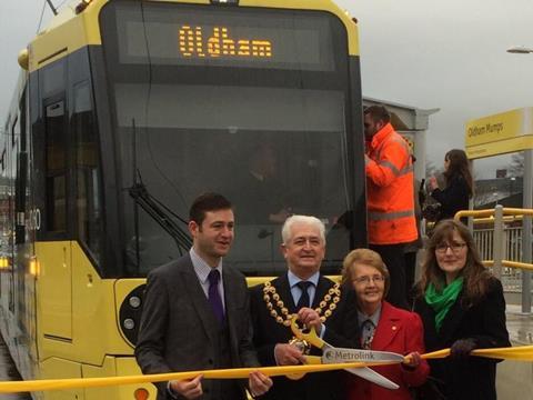 tn_gb-Oldham_town_centre_tram.jpg