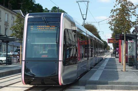 tn_fr-tours_tram_at_stop.jpg