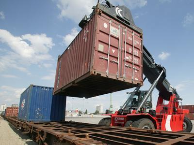 tn_fr-strasbourg-containers-reachstacker.jpg