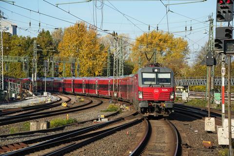 DSB Talgo 230 train at Hamburg (Photo Volker Emersleben, Deutsche Bahn AG) (3)