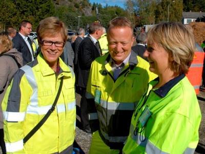 Jernbaneverket Chief Executive Elisabeth Enger, Development Director Harald Nikolaisen and Project Director Stine Ilebrekke Undrum celebrate the start of work.