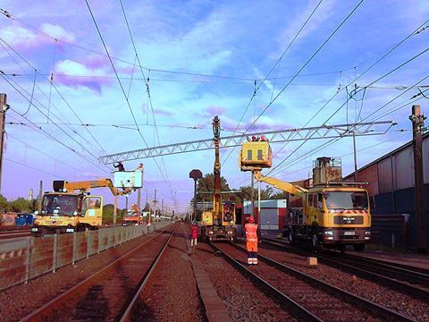 Similar overhead gantries were installed on Köln Line 16. (Photo: Powerlines Group)