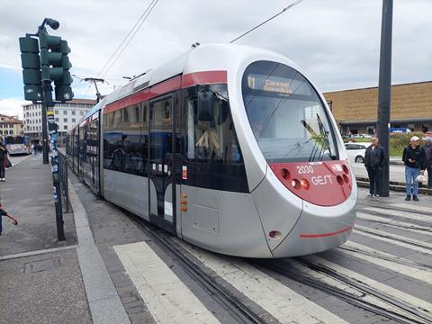 Firenze tram outside SMN station (Photo Metro Report)