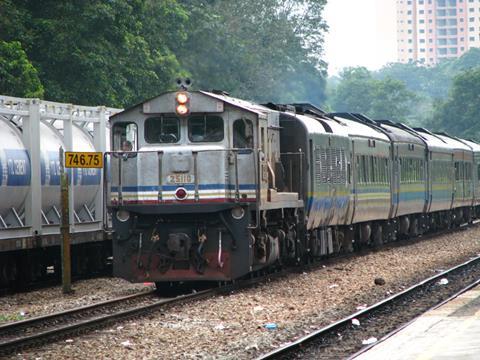 tn_my-KTMB-loco_hauled_IC_train-Kempas-wiki.jpg