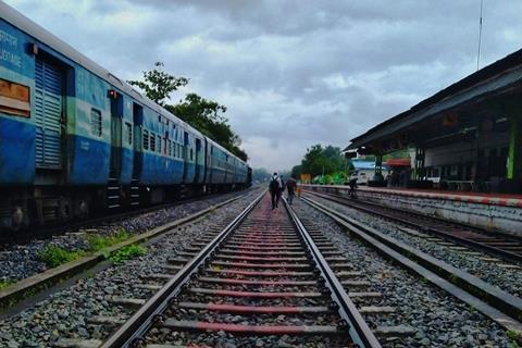 Indian track (Photo Manu Mathew, Pixabay)