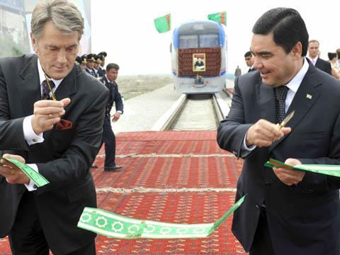 President Yushchenko of Ukraine (left) and President Berdimuhamedov of Turkmenistan.