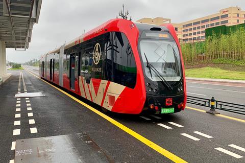 CRRC Zhuzhou ART optically guided bus at Yibin in China (Photo: 来斤小仓鼠吧/CC BY-SA 4.0)