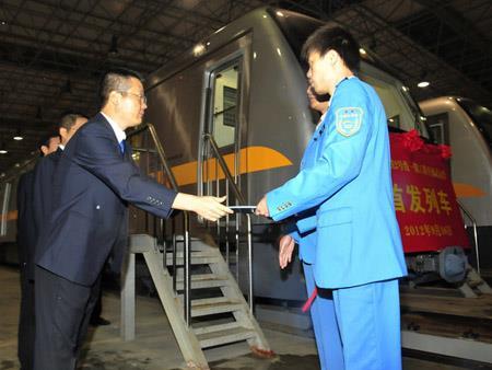 The General Manager formally handed the keys to the driver of the first passenger train on Chengdu Line 2.
