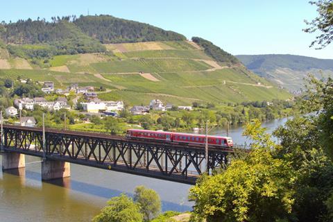Train on bridge over the River Mosel (Photo: Nico Callens/Pixabay)