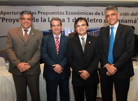Roberto Roy, head of the Panamá Metro Secretariat (second from right), with representatives of the winning Línea Uno consortium on October 27.