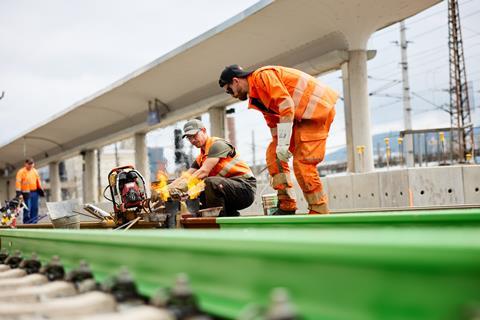 Installation of the _Green Rail_ (2)