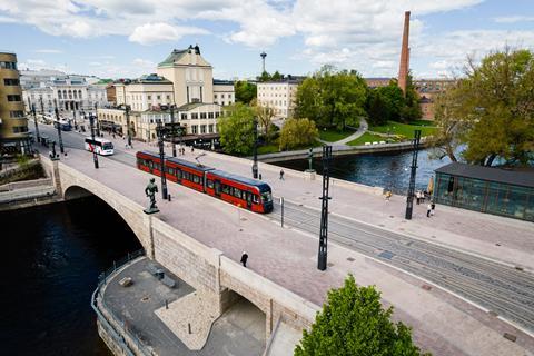 Tampere tram on bridge (Photo: Pasi Tiitola/Tampereen Raitiotie)