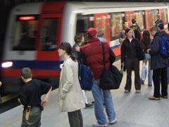 tn_pl-warszawa-metro-passengers_02.jpg