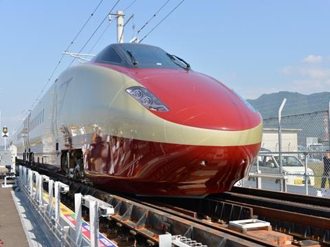 Series 9000 Free Gauge Train passing through the gauge-changing track at Shin-Yatsushiro on October 19 2014 (Photo: Kazumiki Miura).