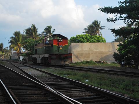tn_lk-diesel-loco-13-Gunasekera.jpg