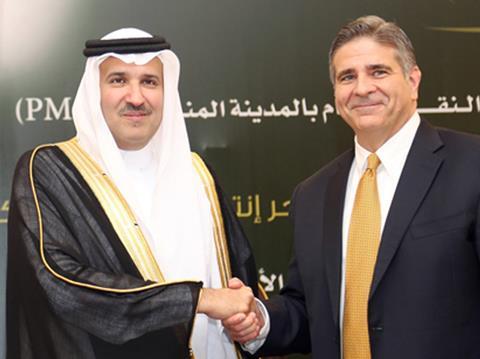 Prince Faisal bin Salman, Governor of AlMadinah AlMunawwarah region and Chairman of MMDA, and Thomas Topolski, Louis Berger’s Executive President & Managing Director Middle East & North Africa, at the contract signing ceremony on April 1.