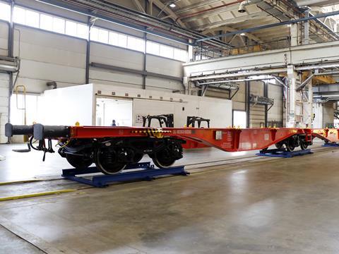 The first of 160 articulated flat wagons which Deutsche Bahn has ordered from United Wagon Co’s Tikhvin factory in Russia have been sent for testing.