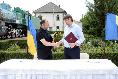 Ukraine Moldova memorandum handshake