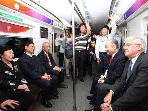 Beijing Municipal Communist Party Secretary Liu Qi officially initiated trial operation of Beijing metro Line 4 on September 28.