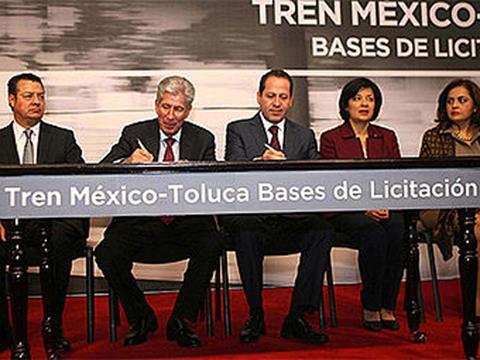 Secretary of Communications & Transport Gerardo Ruiz signed off tendering documentation for the project to build an electrified passenger railway from Mexico City to Toluca.