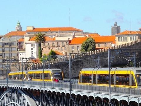 A new light rail line is to be built in Porto, along with an extension of an existing route.