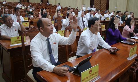 Provincial People's Council delegates vote to approve the resolution