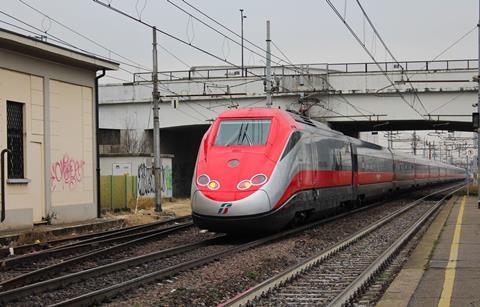 Train on Brescia - Padova line at Vicenza