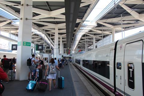 es-renfe-ave-passengers-valencia-CJ