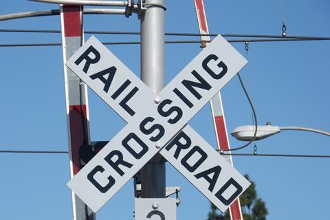 Railroad crossing Lisette Brodey Pixabay