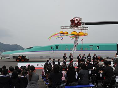 A welcome ceremony was held to mark the train's arrival on Hokkaido.