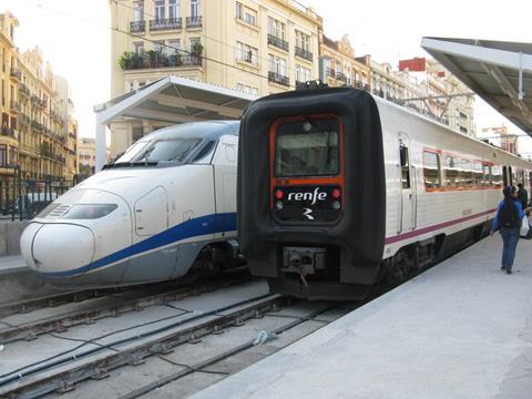 tn_es-valencia-station-trains_02.jpg
