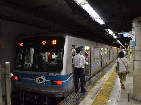 tn_jp-tokyo_metro_train_in_station_02.jpg