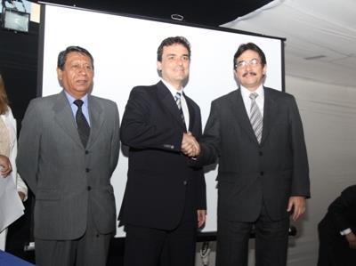 Transport Minister Enrique Cornejo congratulates the Tren Eléctrico Lima consortium, comprising Graña y Montero SA and Norberto Odebrecht SA.