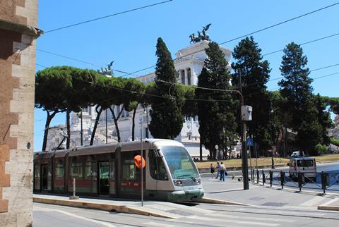 Roma tram Piazza Venezia (image Railway Gazette)